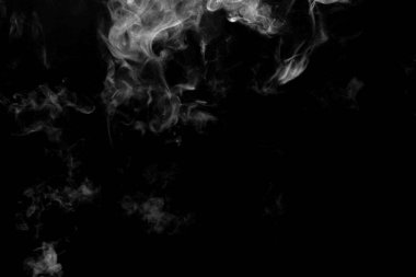 Siyah arkaplanda izole edilmiş soyut toz veya duman etkisi