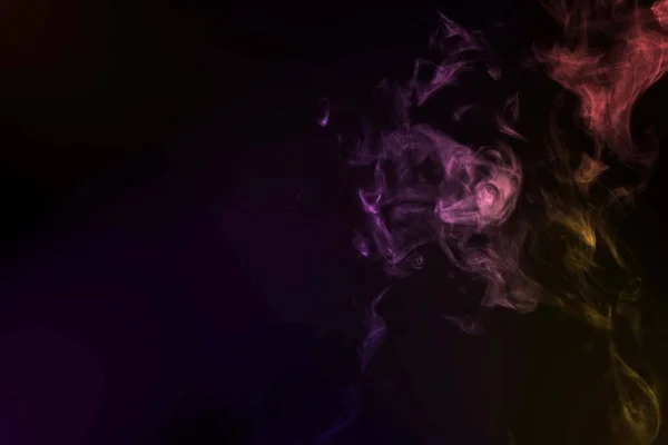 在黑色背景上隔离的抽象烟雾彩虹粉 — 图库照片