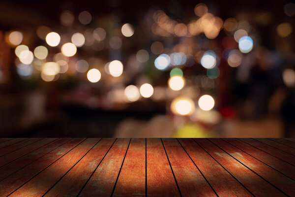 верхний стол с размытым фоном ресторана, деревянный стол и размытый bokeh ночного фона улицы