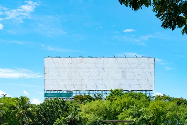 Vallas Publicitarias Blancas Bosque Con Cielo Azul Nubes Blancas —  Fotos de Stock