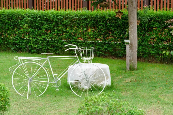Fehér Kerékpár Zöld Fűvel Kertben — Stock Fotó