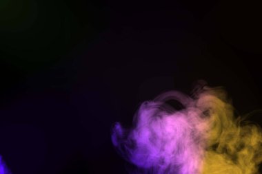 Siyah arkaplanda izole edilmiş soyut duman, gökkuşağı tozu