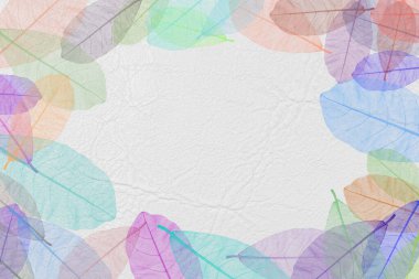 Beyaz deri dokusunda renkli yapraklar, rengarenk pastel sonbahar yaprağı, ağ ya da pankart için grafik tasarımı 