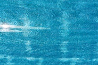 Gökyüzü arkaplanlı mavi gölgeleme ağı