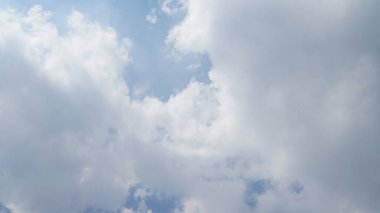 Kopya alanı olan beyaz bulut ve mavi gökyüzü arkaplanı