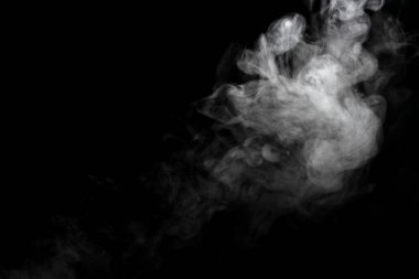Siyah arkaplanda izole edilmiş soyut toz veya duman etkisi