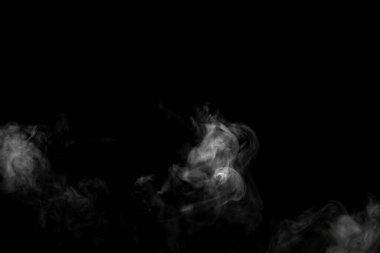 Siyah arkaplanda izole edilmiş soyut toz veya duman etkisi