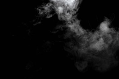 Siyah arkaplanda izole edilmiş soyut toz veya duman etkisi
