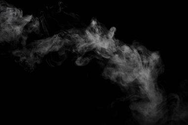 Siyah arkaplanda izole edilmiş soyut toz veya duman etkisi