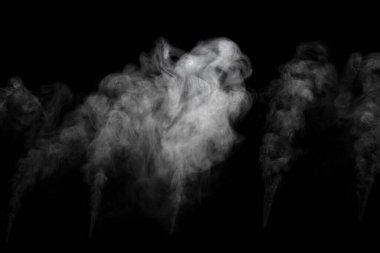 Siyah arkaplanda izole edilmiş soyut toz veya duman etkisi
