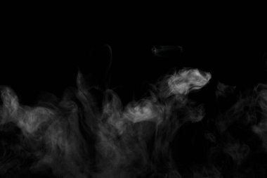 Siyah arkaplanda izole edilmiş soyut toz veya duman etkisi