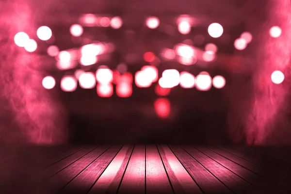 在舞台上用木地板模糊的音乐会灯光和吊灯 — 图库照片