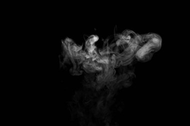 Siyah arkaplanda izole edilmiş soyut toz veya duman etkisi