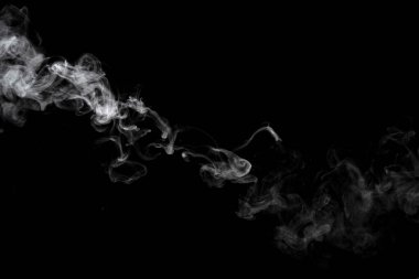 Siyah arkaplanda izole edilmiş soyut toz veya duman etkisi