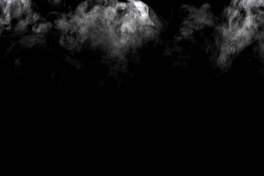 Siyah arkaplanda izole edilmiş soyut toz veya duman etkisi