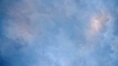 Kopya alanı olan beyaz bulut ve mavi gökyüzü arkaplanı