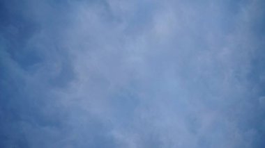 Kopya alanı olan beyaz bulut ve mavi gökyüzü arkaplanı