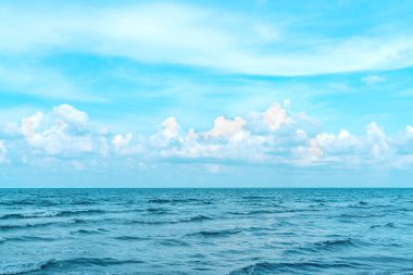 Beyaz bulutlu sakin deniz manzarası ve mavi gökyüzü rahatlatıcı konsept, seyahat manzarası için güzel tropikal arka plan 