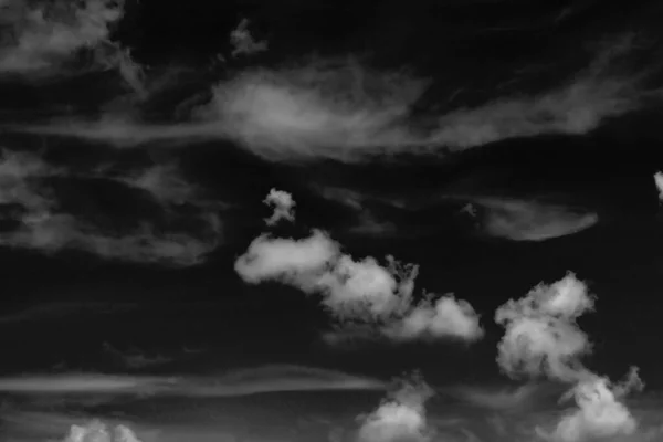 Weiße Wolke Und Schwarzer Himmel Strukturierten Hintergrund — Stockfoto