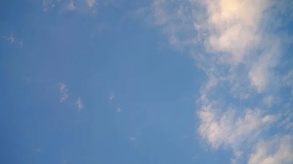 Awan Putih Dan Latar Belakang Langit Biru Dengan Ruang Fotokopi — Stok Foto