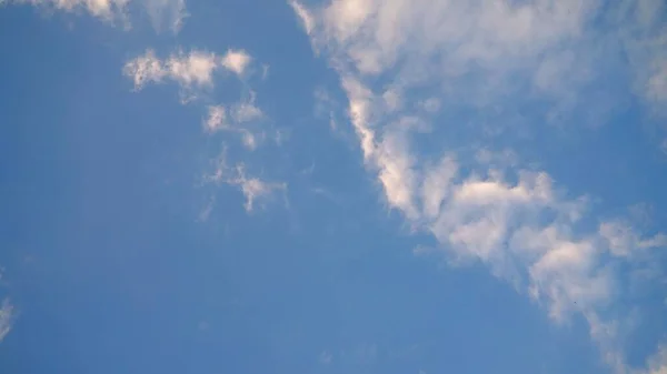 コピースペース付きの白い雲と青い空の背景 — ストック写真