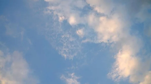 コピースペース付きの白い雲と青い空の背景 — ストック写真