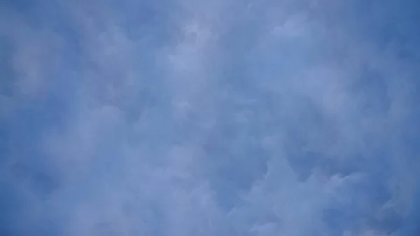 コピースペース付きの白い雲と青い空の背景 — ストック写真