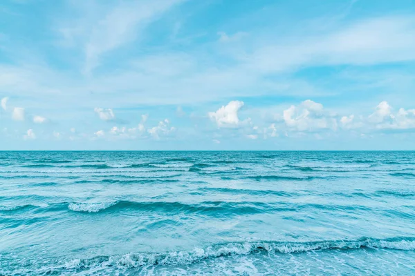 Tranquilas Vistas Mar Con Nube Blanca Cielo Azul Concepto Relajante — Foto de Stock