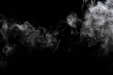 Siyah arkaplanda izole edilmiş soyut toz veya duman etkisi