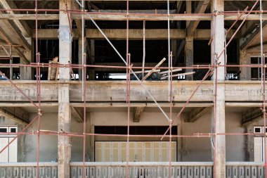 Bir binanın inşaat alanında iskele.