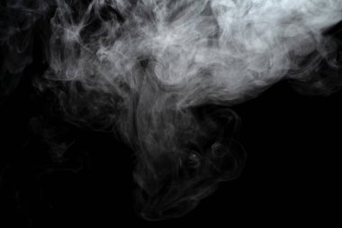 Siyah arkaplanda izole edilmiş soyut toz veya duman etkisi