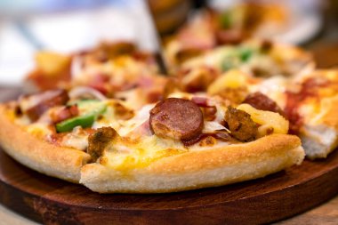  Restoranda tahta masada pizza.