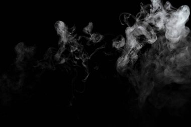 Siyah arkaplanda izole edilmiş soyut toz veya duman etkisi