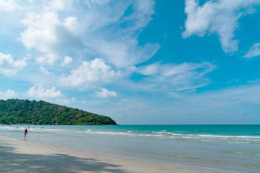 Beyaz ada ve mavi gökyüzü ile sakin deniz manzarası rahatlatıcı konsept, seyahat manzarası için güzel tropikal arka plan 