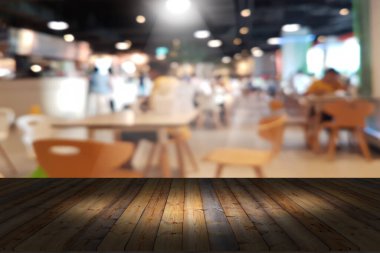 Bulanık restoran geçmişi olan üst masa, ahşap masa. 