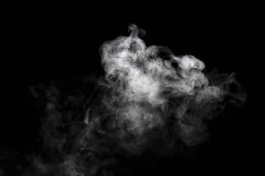 Siyah arkaplanda izole edilmiş soyut toz veya duman etkisi