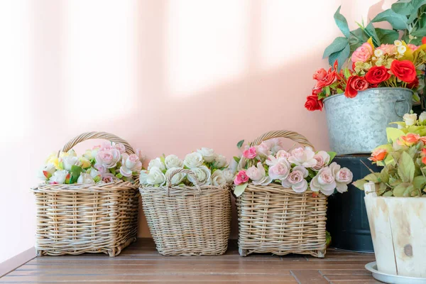 Барвисті Трояндові Квіти Плетених Рожевими Стінами Фону — стокове фото
