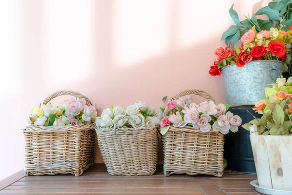 Bunte Rosenblüten Korbweide Mit Rosa Wandhintergründen — Stockfoto