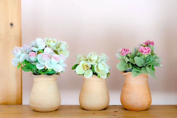Kleurrijke Roos Bloemen Pot Met Roze Muur Achtergronden — Stockfoto