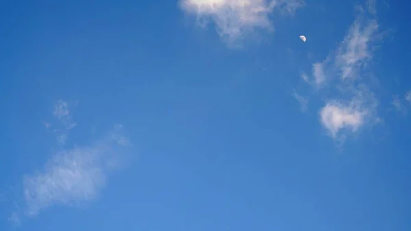 Белое Облако Синий Фон Неба Копировальным Пространством — стоковое фото