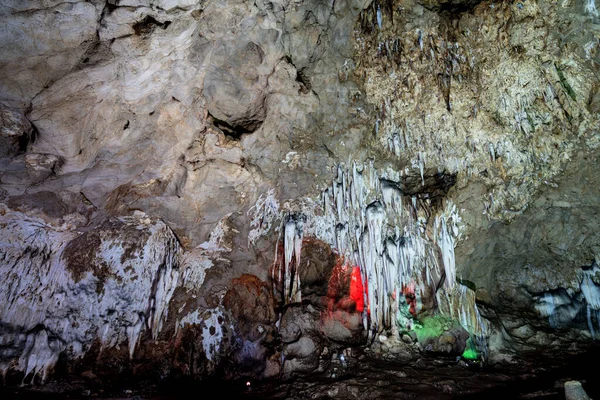 타이의 부리에 카오빈 동굴에 종유석 — 스톡 사진