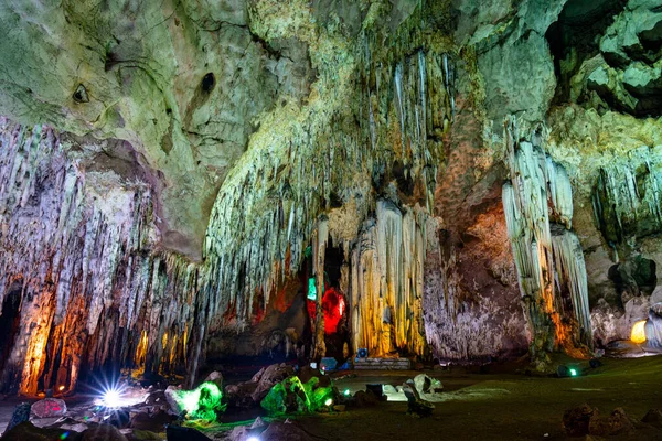 타이의 부리에 카오빈 동굴에 종유석 — 스톡 사진