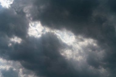 Kalıplı bulut, soyut beyaz, siyah arkaplanda izole.