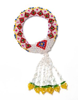 Beyaz arkaplanda izole edilmiş renkli çelenk kristal boncuklar desen biçimi thai