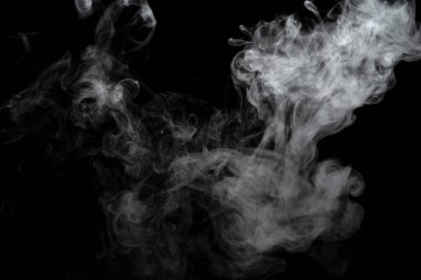 Siyah arkaplanda izole edilmiş soyut toz veya duman etkisi