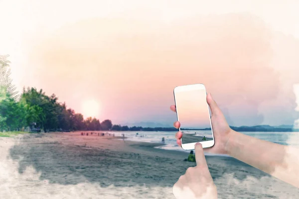 Hand Hält Handy Mit Vorderseite Den Strand Und Himmel Hintergrund — Stockfoto