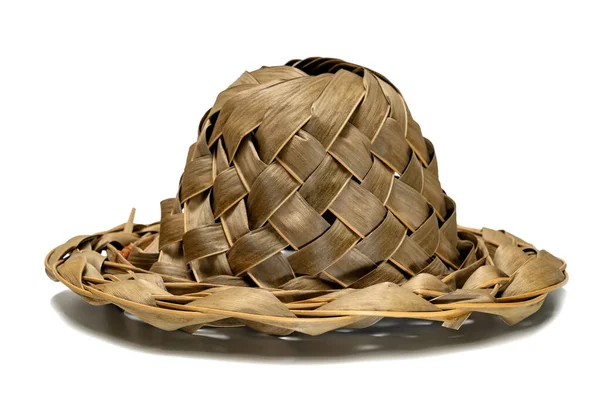 用椰子叶制成的帽子 背景为白色 — 图库照片