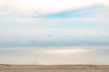 Plaj gökyüzü olan yaz denizi sessizdir 