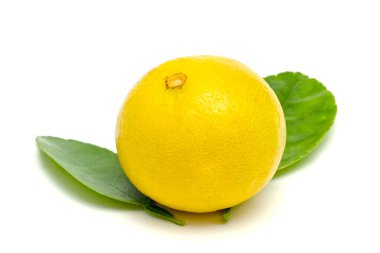 Sarı limon ve yapraklar beyaz arkaplanda izole