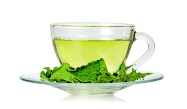 Beyaz arkaplanda izole edilmiş şeffaf fincanlı dut çayı, kırpma yolunu içerir